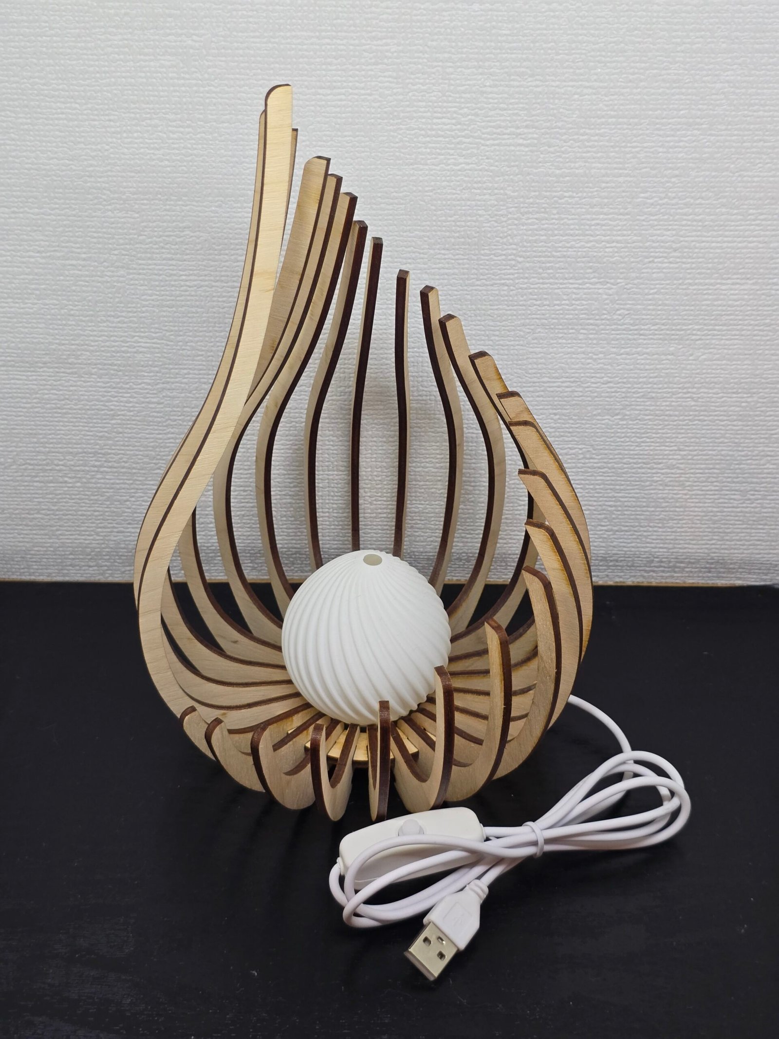 Lampada USB in Legno – Design Artistico e Luce Notturna Decorativa - immagine 2