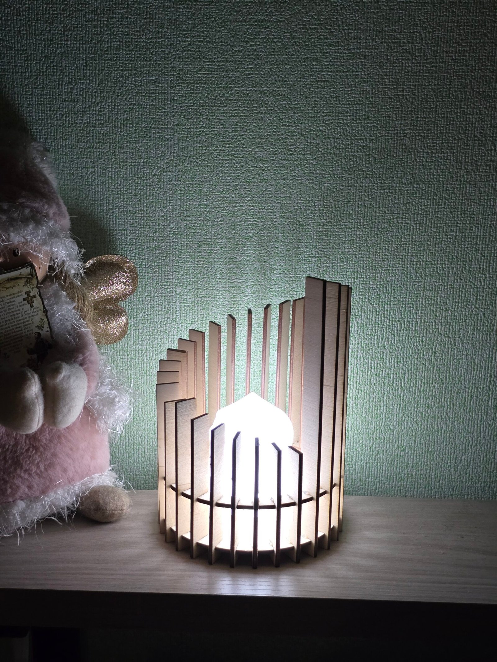 Lampada USB in Legno – Design Artistico e Luce Notturna Decorativa