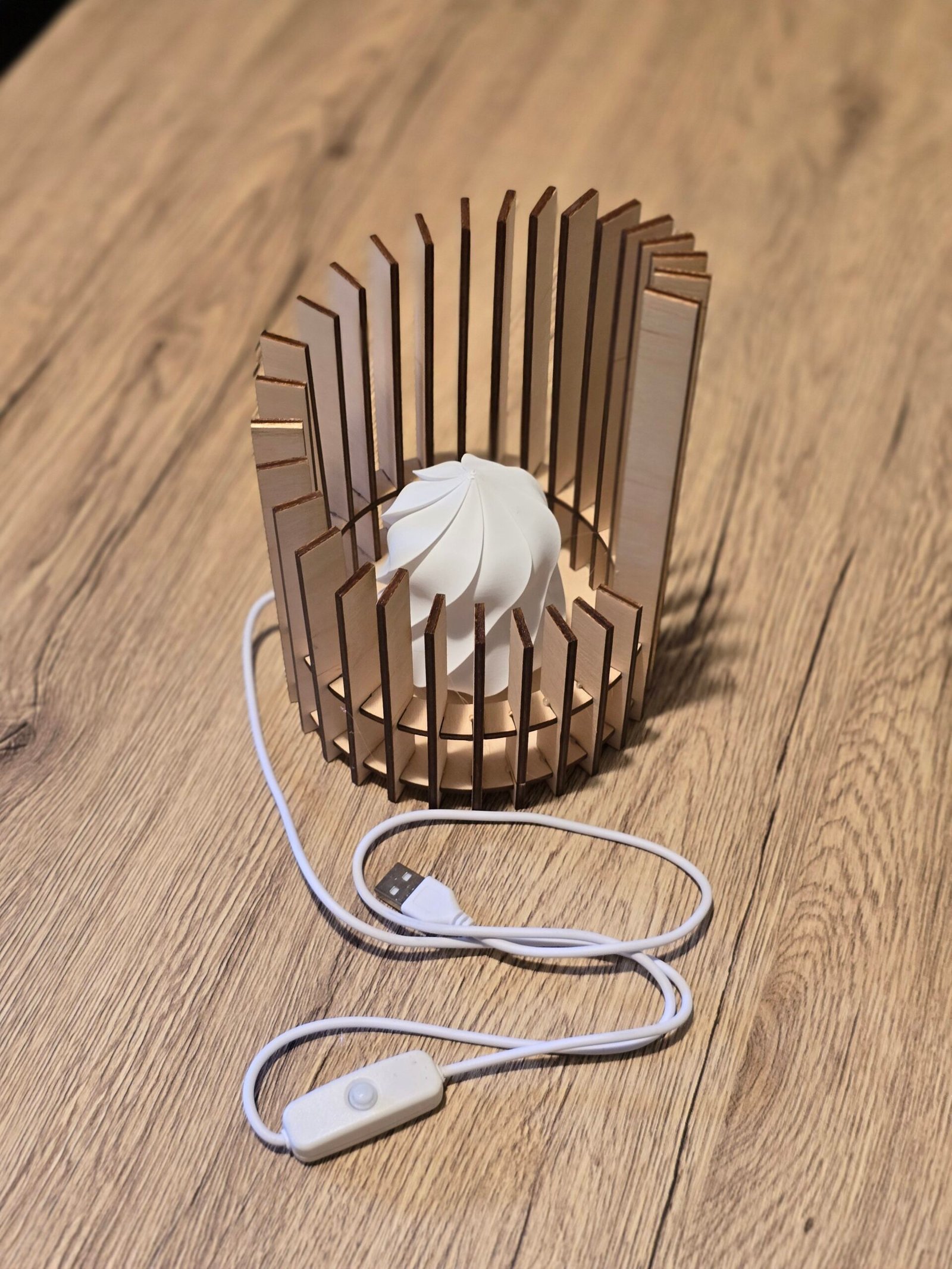 Lampada USB in Legno – Design Artistico e Luce Notturna Decorativa - immagine 5