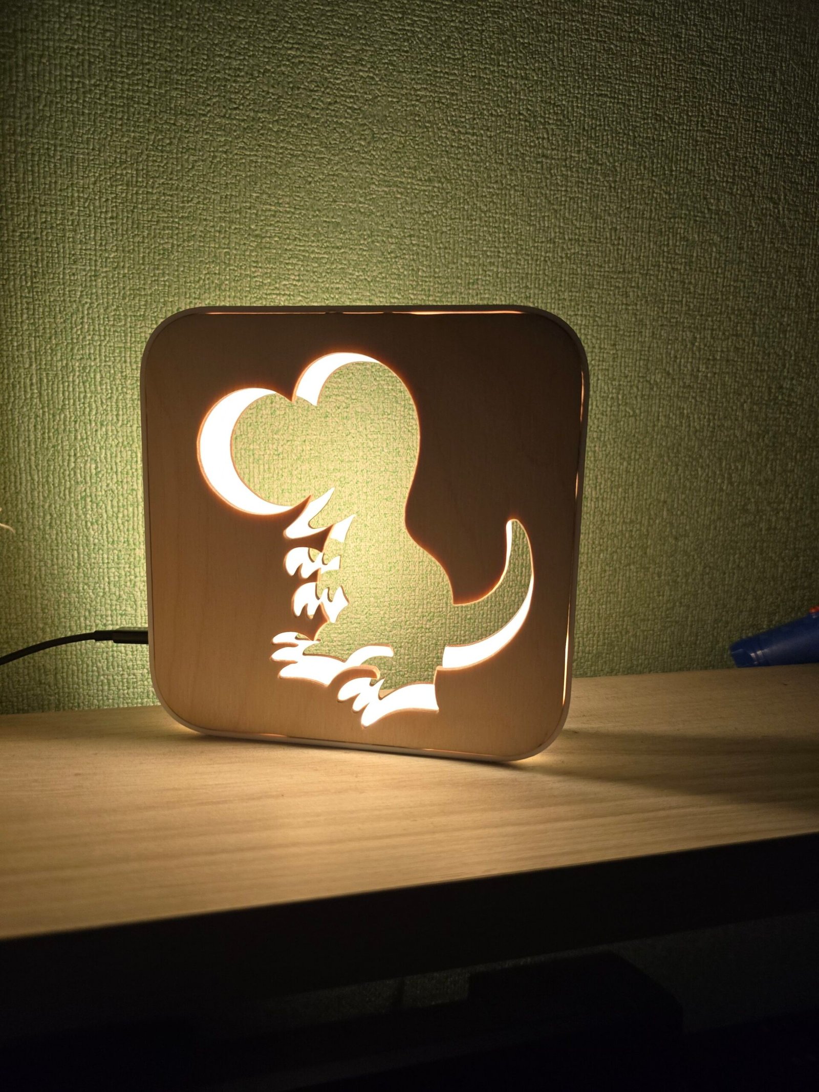 Lampada da Comodino Dinosauro – Stampa 3D & Incisione Laser | USB | Luce Notturna per Bambini