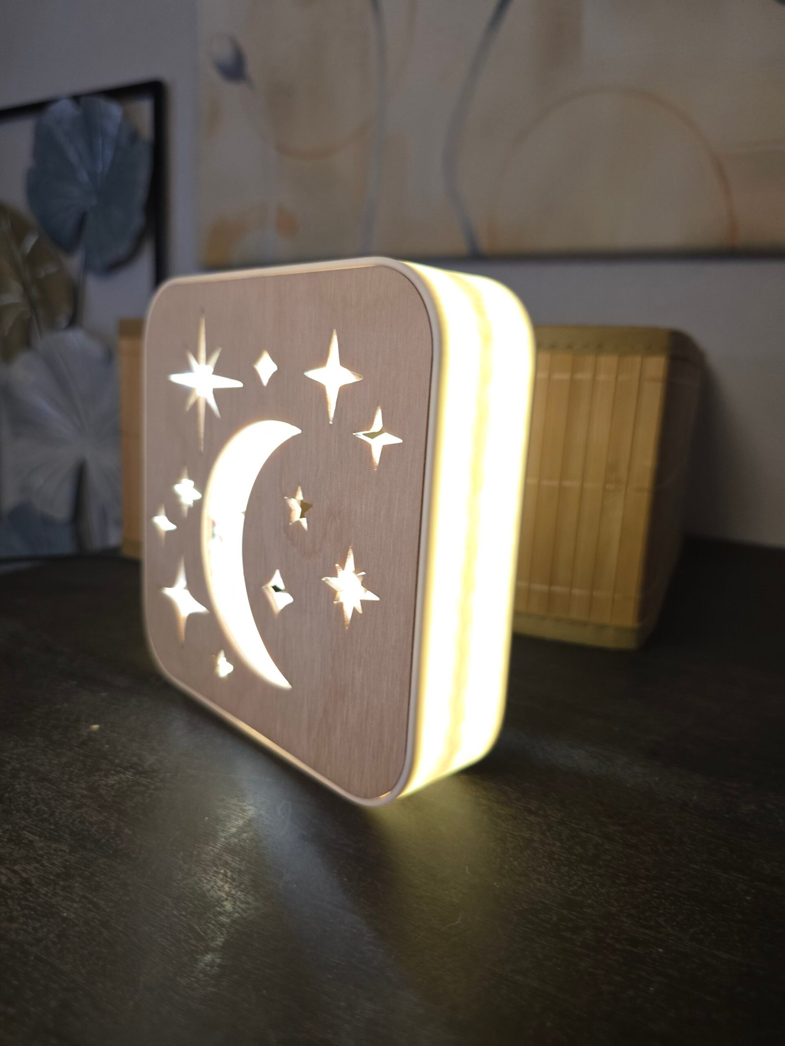 Lampada da Comodino Luna e Stelle – Stampa 3D & Incisione Laser | USB | Luce Notturna per Bambini - immagine 2