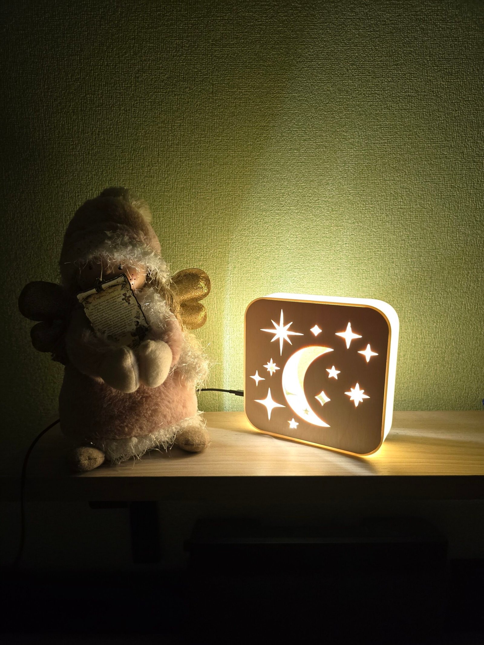 Lampada da Comodino Luna e Stelle – Stampa 3D & Incisione Laser | USB | Luce Notturna per Bambini - immagine 4
