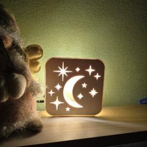 Lampada da Comodino Luna e Stelle – Stampa 3D & Incisione Laser | USB | Luce Notturna per Bambini