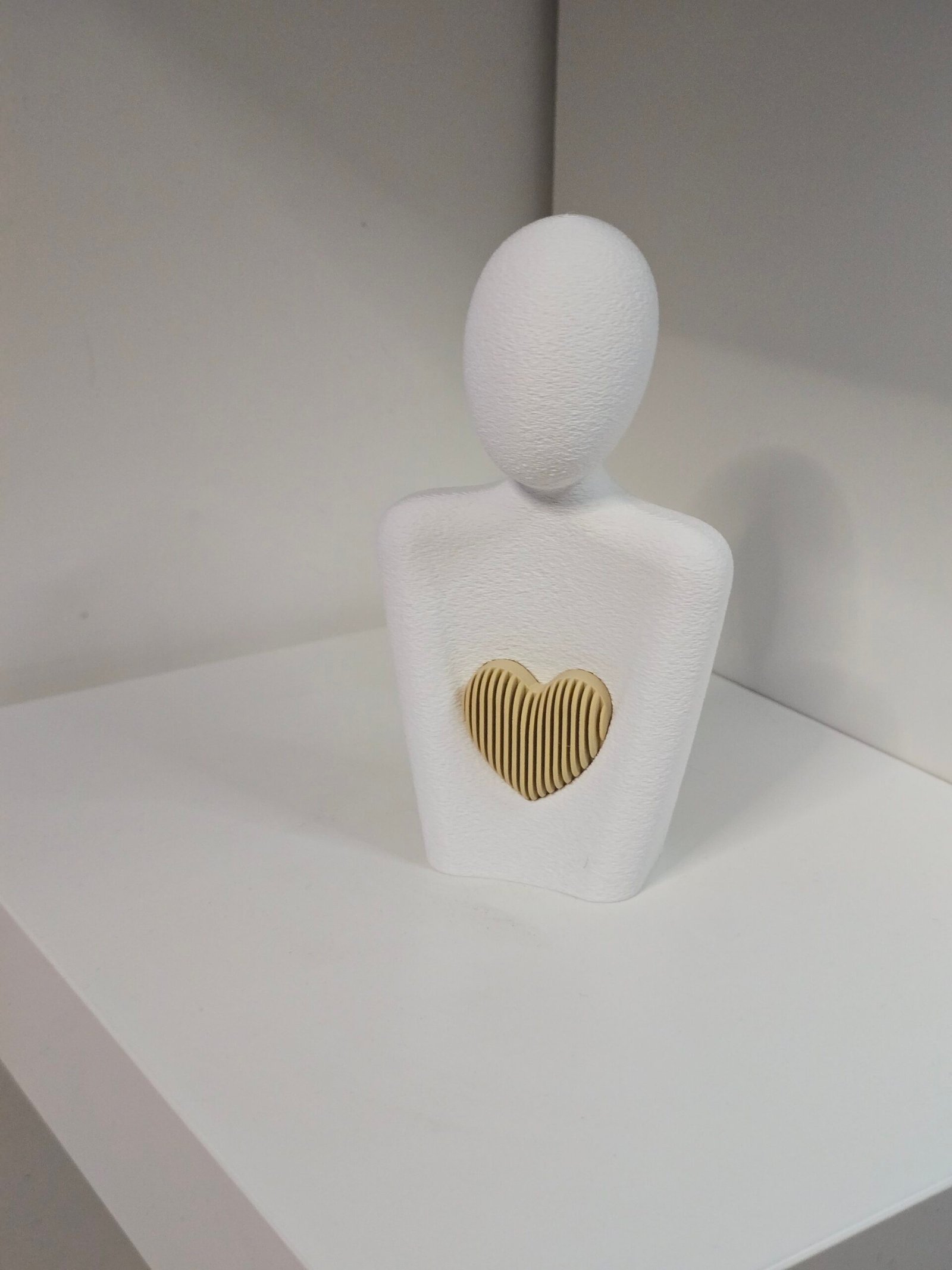 Scultura Astratta con Cuore Dorato – Stampa 3D Artistica - immagine 3