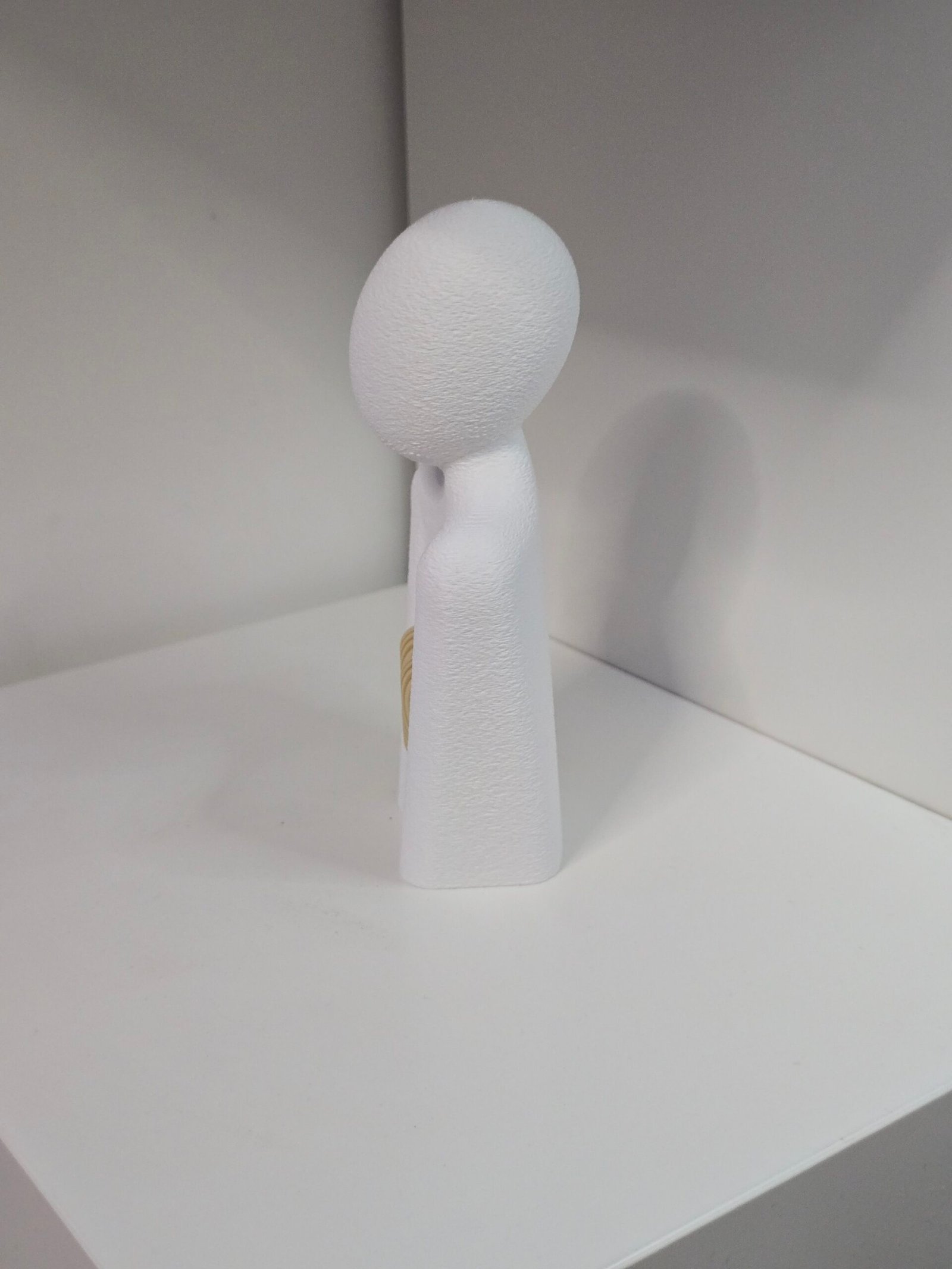 Scultura Astratta con Cuore Dorato – Stampa 3D Artistica - immagine 4