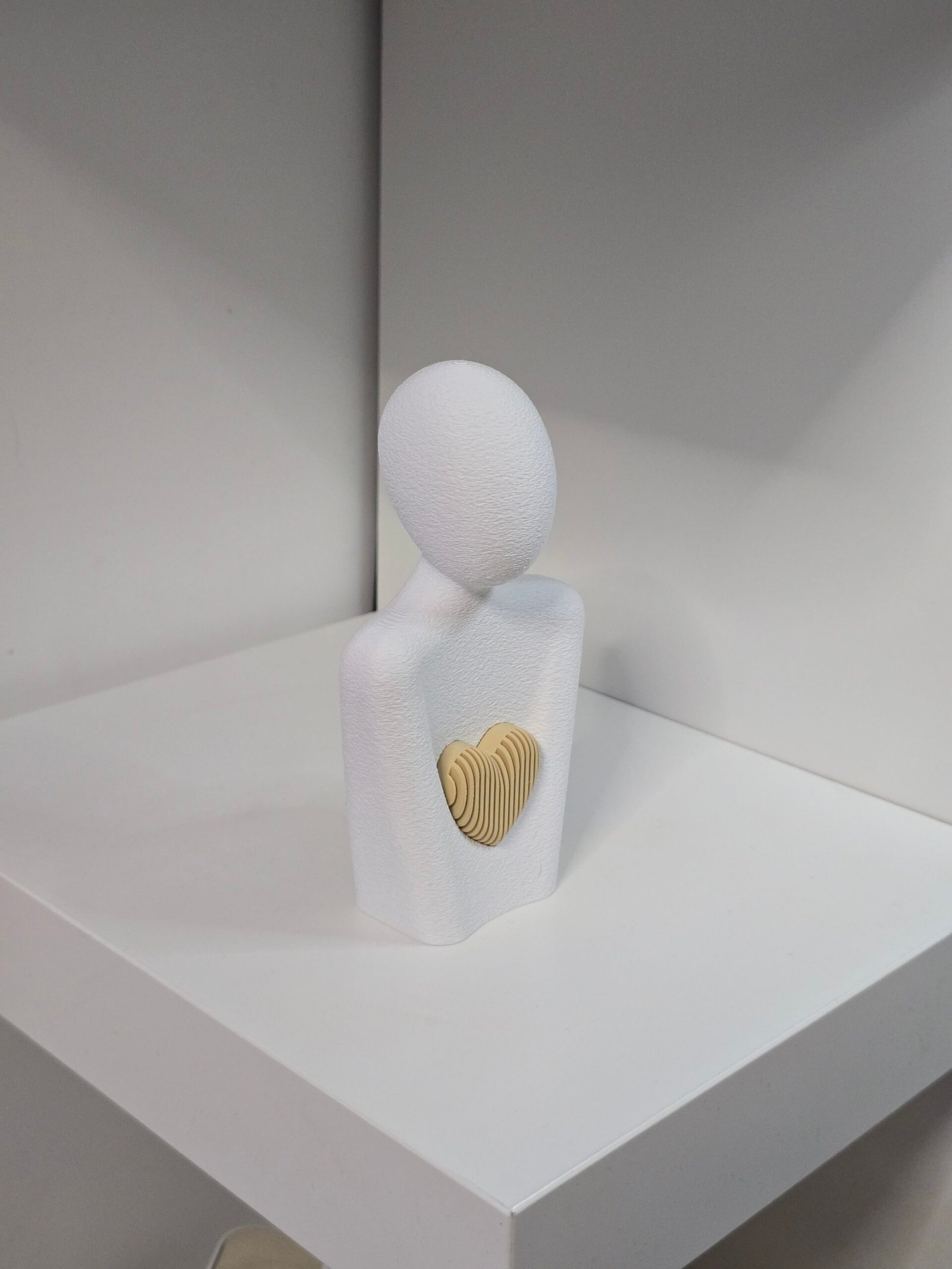 Scultura Astratta con Cuore Dorato – Stampa 3D Artistica - immagine 2