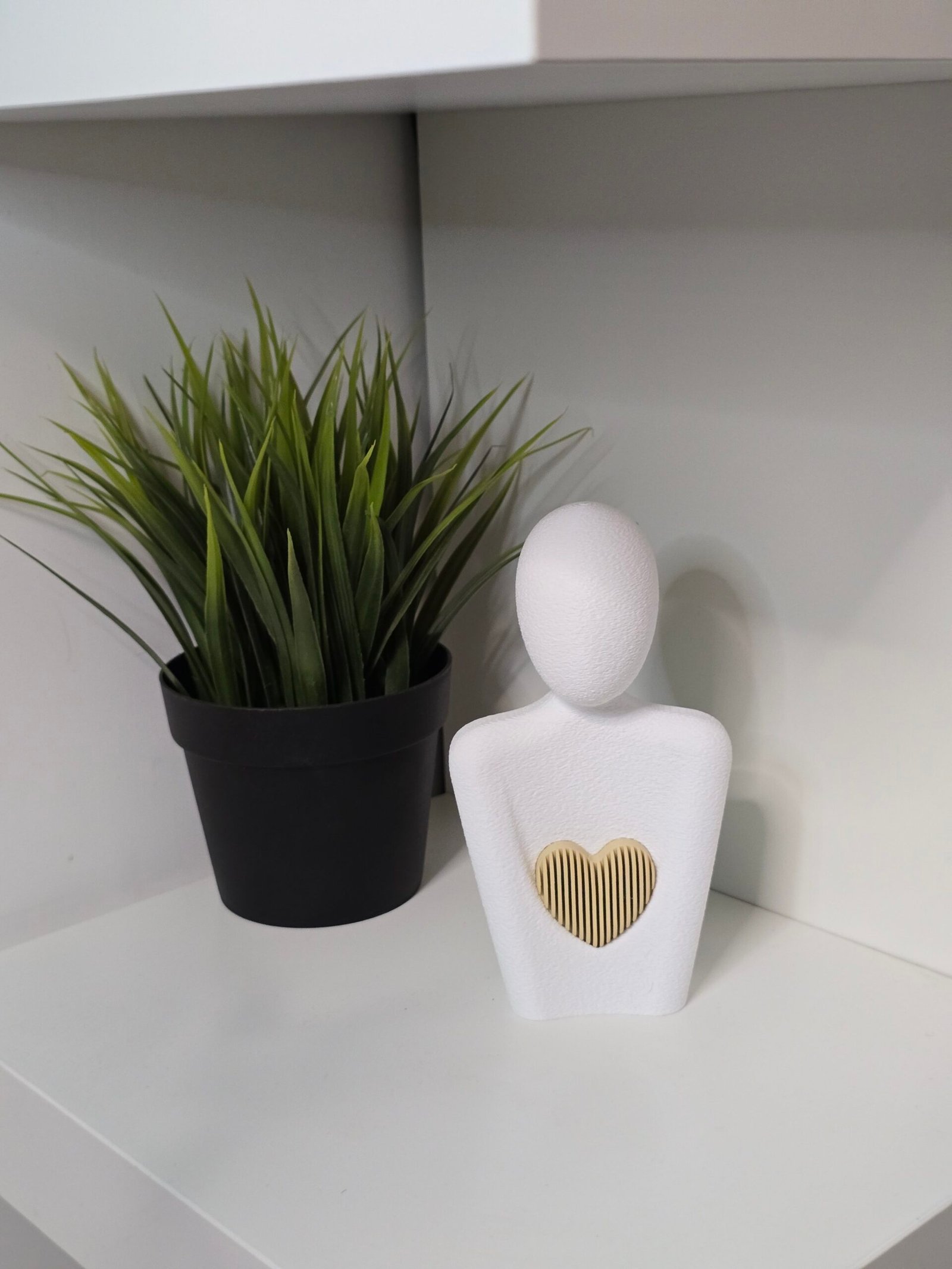 Scultura Astratta con Cuore Dorato – Stampa 3D Artistica