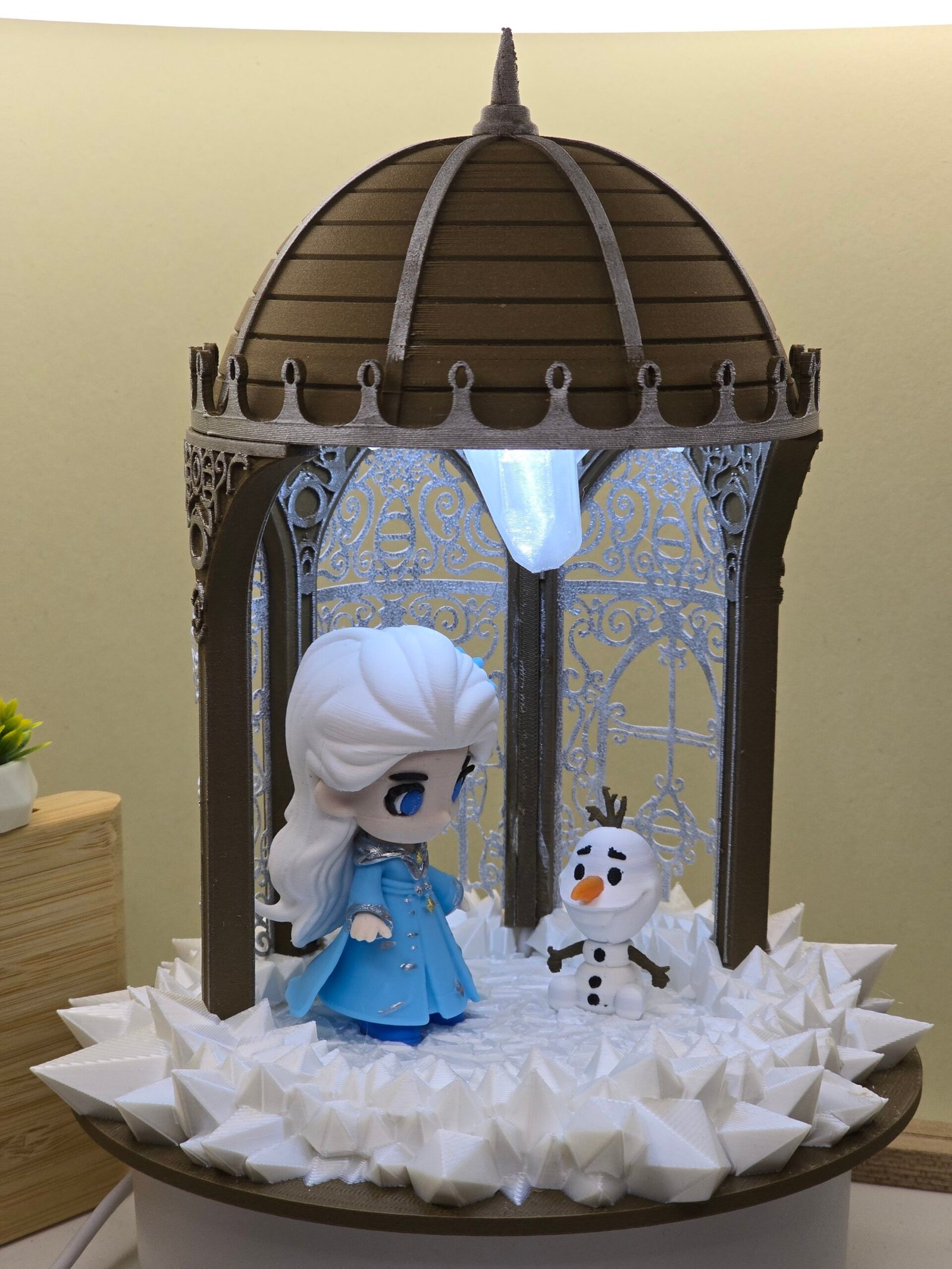 Diorama Frozen – Elsa & Olaf | Scenografia con LED USB | Magia da Collezione - immagine 3