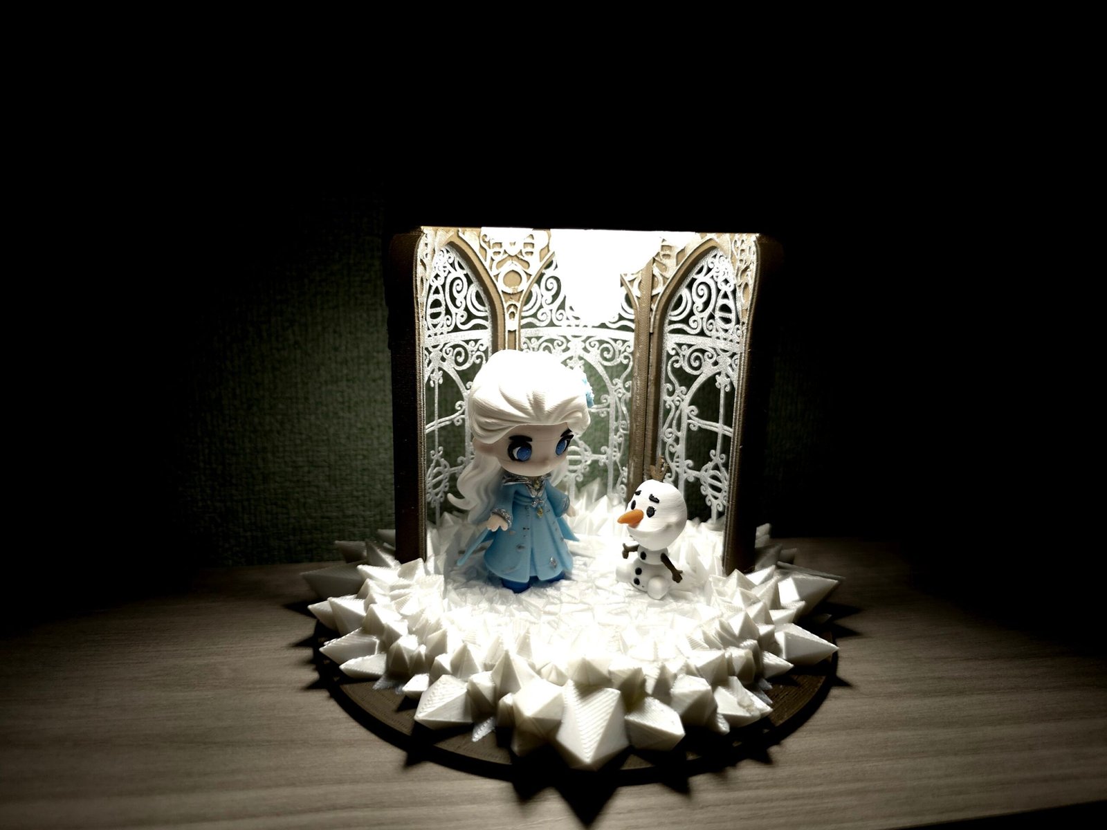 Diorama Frozen – Elsa & Olaf | Scenografia con LED USB | Magia da Collezione - immagine 2