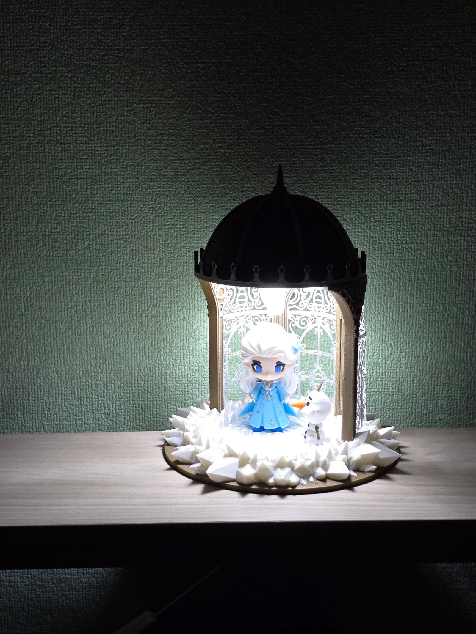 Diorama Frozen – Elsa & Olaf | Scenografia con LED USB | Magia da Collezione - immagine 6