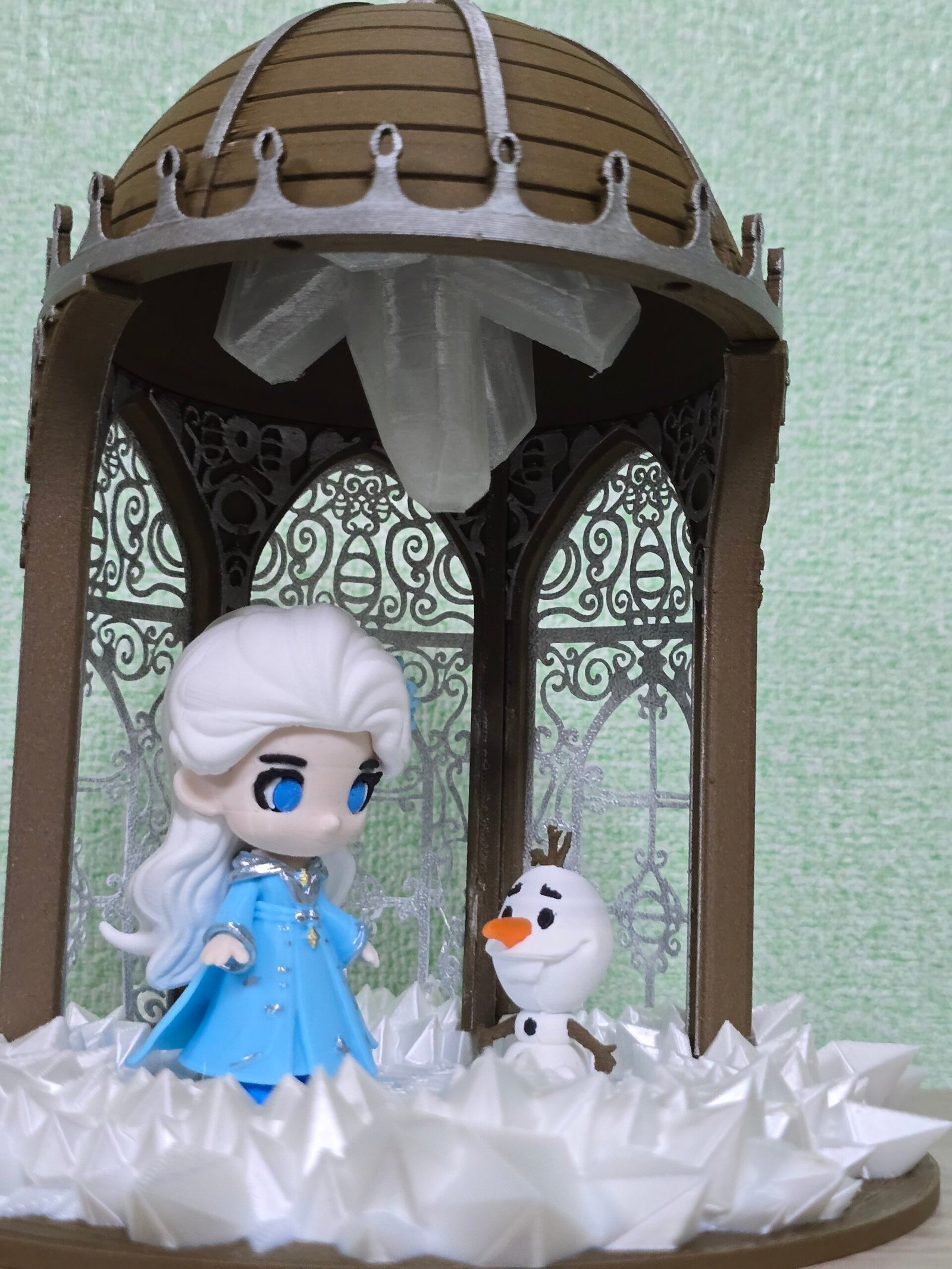 Diorama Frozen – Elsa & Olaf | Scenografia con LED USB | Magia da Collezione - immagine 5
